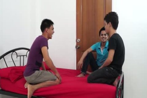 Three twinks Daisy Chain anal On The bed